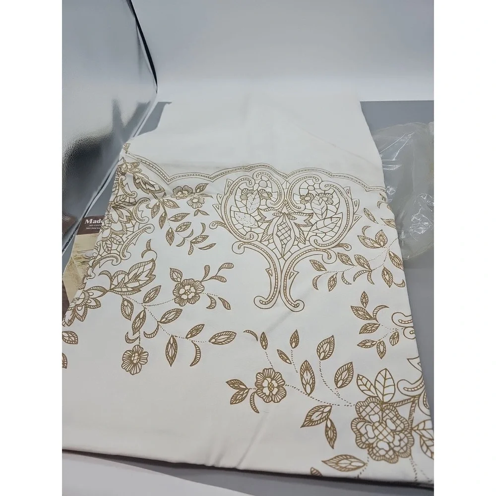 Vintage Madeira White Floral Embroidered Tablecloth 104 x 60 Cotton Flaw